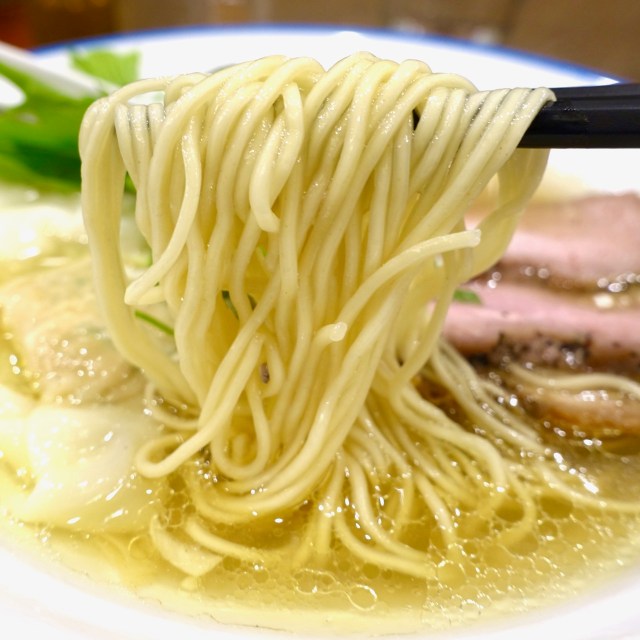 【新宿ラーメン巡り】透き通る美しいスープに豊富なトッピングが浮かぶ至福の一杯 / 麺宿 志いな『得製 潮そば』