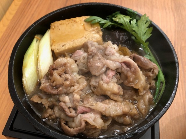 【丸亀製麺系列】「肉のヤマキ商店」で『鉄鍋すき焼き』をひと口食って、近所に店舗がないのか即ググったね / チェーン店の1人鍋ぜんぶ食う：第13回