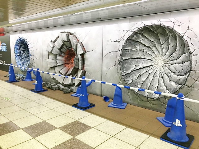 【よく見て】東京メトロ新宿駅にジャンプヒーローによる “必殺技の痕” が出現中！ しかし、どうしても納得のいかない点が…