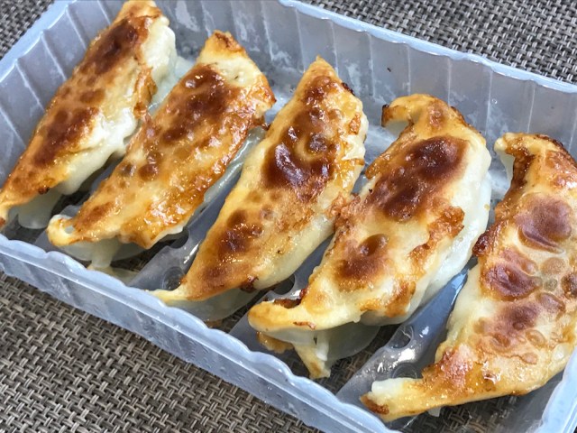 餃子なのにレンジでチンするだけで出来上がり！ トップバリュの「焼ギョーザ」が手軽で安い上にウマい