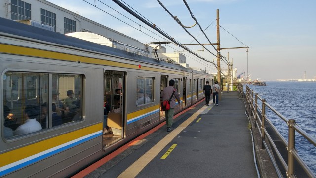 【ぶらり秘境下車】電車を降りれば0秒で絶景オーシャンビュー!! 改札から出られない謎の駅、「海芝浦駅」に潜入してきた