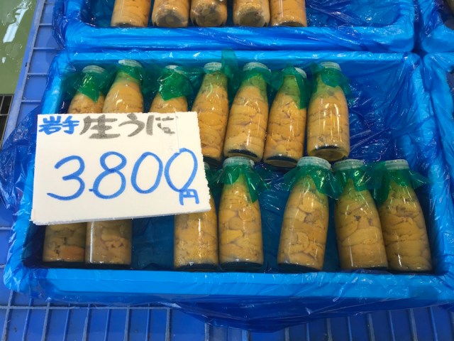 生ウニが牛乳瓶に詰められてる…!! 三陸海岸で食べた「ウニ瓶」が贅沢の極みで昇天した