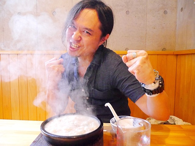 【衝撃】絶望的なまでに汗っかきの上司にグツグツ煮えたぎる激辛『石器ラーメン』を食べさせたらダムが決壊した / 東京・高田馬場