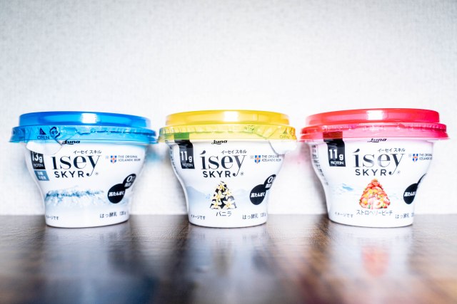 【新たな刺客】アイスランドの乳製品「Isey SKYR（イーセイ スキル）」を食べてみた / 高たんぱくのチーズ的なヨーグルト的な