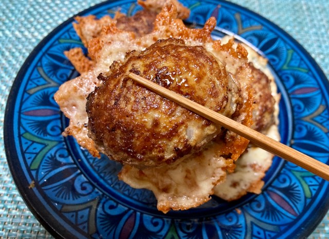 【簡単キャンプ飯】初心者でも失敗しない「カリカリチーズの羽根つきハンバーグ」の作り方 / 香ばしいチーズの羽根が付いただけでたまらなくうまい！