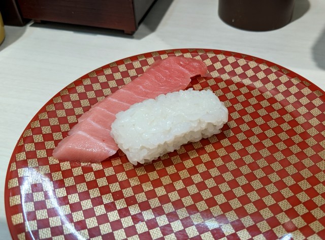 「魚べい」でネタが脱落した寿司が高速レーンに乗ってやってきた！ その後のお店の配慮（？）に戸惑ってしまった……