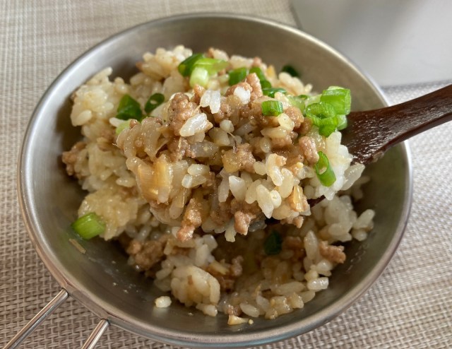 【簡単キャンプ飯】おかわり必至「肉みそ混ぜご飯」がマジで何杯でもイケる！ こってり美味しくて満足度MAX！