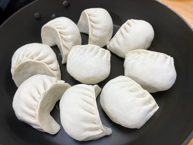 まるでホワイト餃子のような食感だと…！ 栃木の佐野餃子がとにかくデカい上にレベルが高いらしいから食べてみた