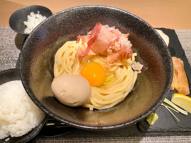 【新ジャンル】TKGならぬTKM！ 世にも珍しい「卵かけ麺」の専門店がオープン!! 神保町「麵屋 二二一（ふじい）」