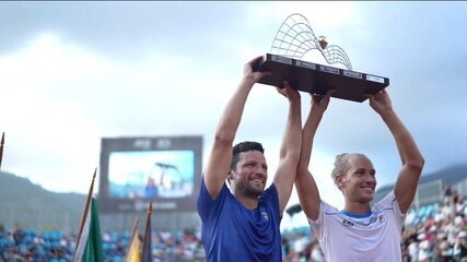 Nicolas Barrientos e Rafael Matos erguem troféu de campeões do Rio Open