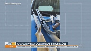 Casal é preso com armas e munições em Goiânia - A polícia informou que encontrou arsenal depois que a dupla fugiu de uma abordagem da PM.