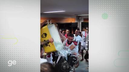 Vitória comemora o título no Campeonato Baiano e dá banho de gelo em técnico