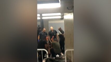 Bombeiro atira em homem que pulou catraca do metrô em SP