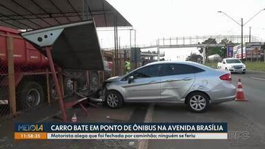 Carro bate em ponto de ônibus na Av. Brasília - Motorista alega que foi fechada por caminhão; ninguém se feriu.