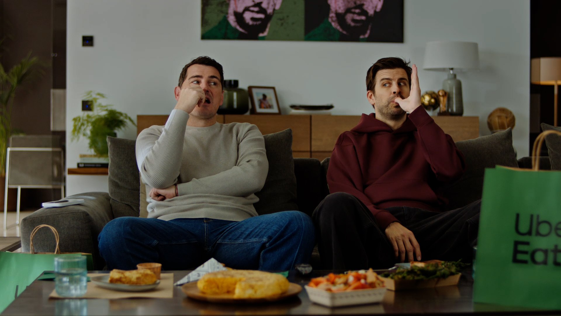 Casillas y Piqu 'se pican' en el ltimo spot de Uber Eats: "Tienen manitas?"