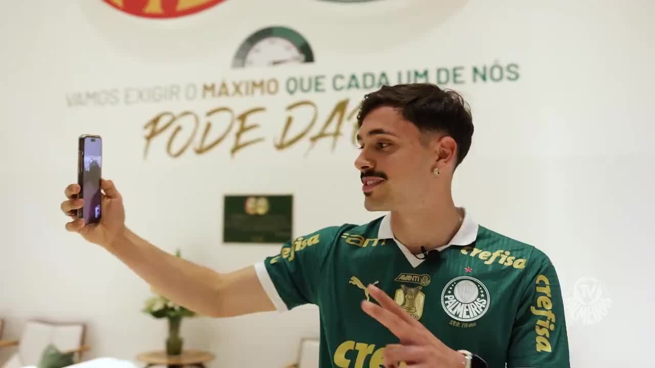 Palmeiras anuncia contratação de Maurício, que ganha recado de Endrick