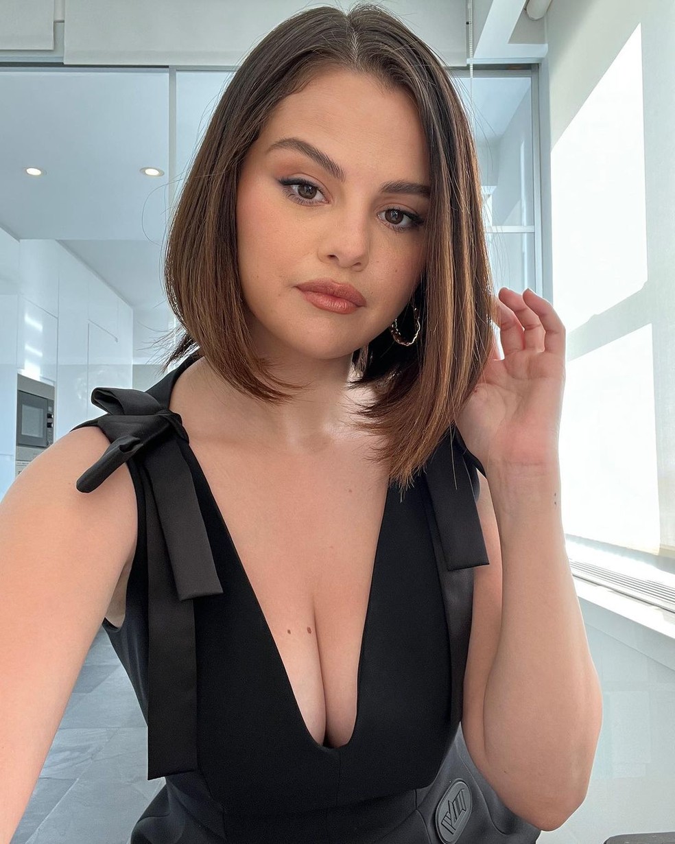 Selena Gomez, dona da marca de cosméticos Rare Beauty, apostou no long bob em 2024. Contudo, a artista já tinha adotado o corte em outras ocasiões. — Foto: Instagram/@selenagomez