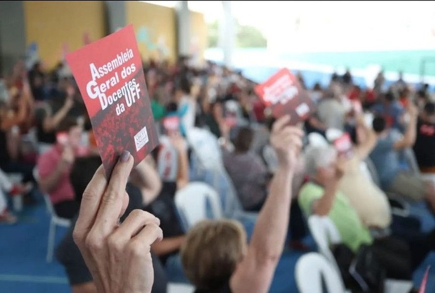Professores realizam votação sobre os rumos do movimento grevista da UFF