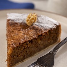 A torta de nozes é uma receita da avó de Dianna Macedo, dona da Dianna Bakery (3129-7006), e custa R$ 20, a fatia individual, e R$ 168, a torta inteira — Foto: Divulgação