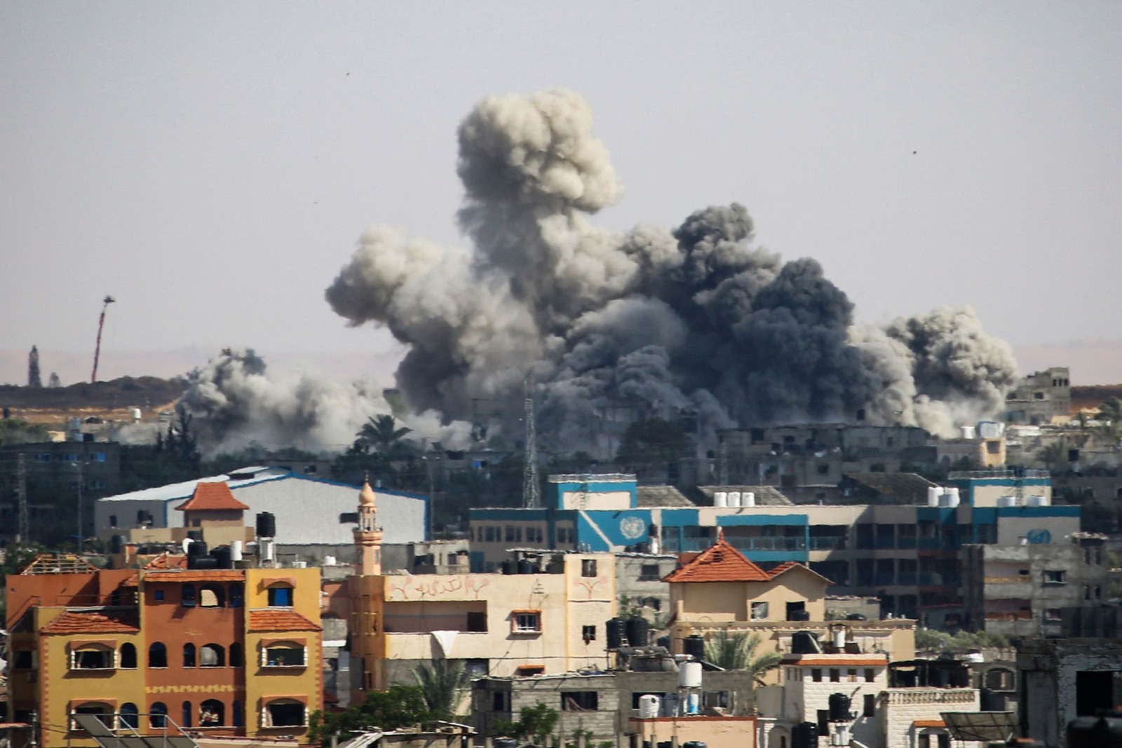 Ondas de fumaça após o bombardeio israelense em Rafah, no sul da Faixa de Gaza, em 6 de maio de 2024, em meio ao conflito em curso entre Israel e o grupo militante palestino Hamas. — Foto: AFP