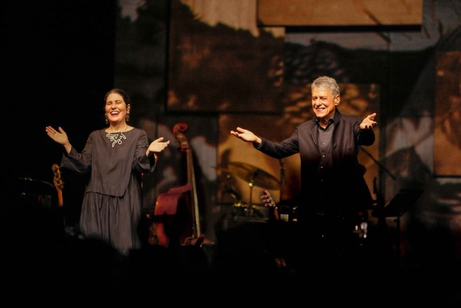 Os cantores Chico Buarque e Mônica Salmaso, no show "Que tal um samba?" — Foto: Divulgação/Leo Aversa