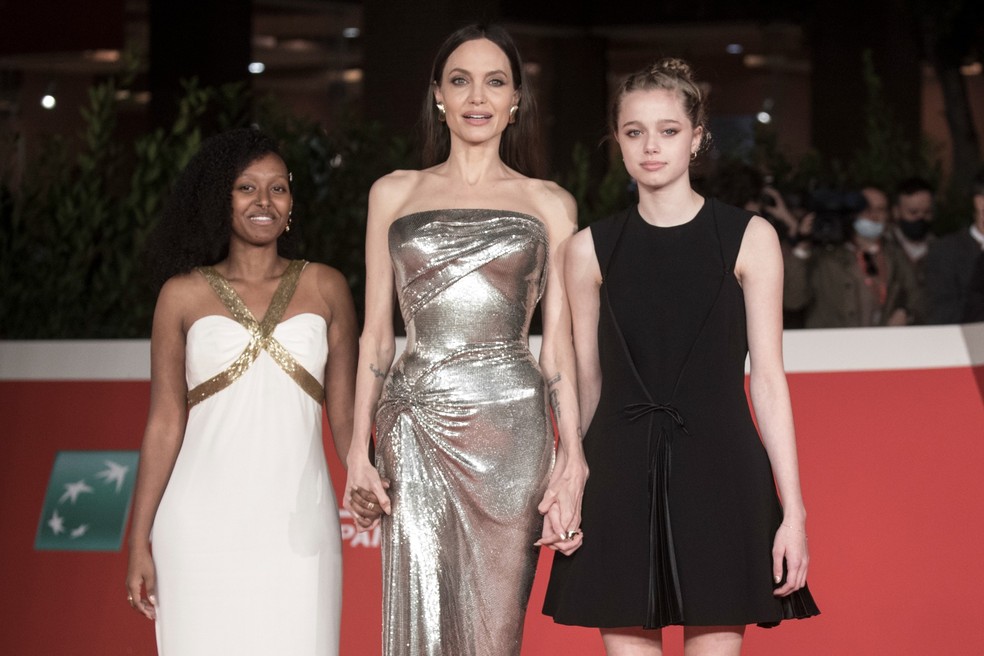 Angelina Jolie ao lado das filhas Shiloh e Zahara — Foto: Getty Images