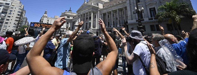 Manifestantes se reúnem em frente ao Congresso, em Buenos Aires, durante greve geral na Argentina — Foto: LUIS ROBAYO/AFP