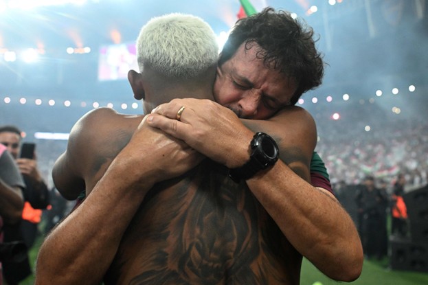 Fernando Diniz e John Kennedy se abraçam após a conquista do título da Copa Libertadores pelo Fluminense