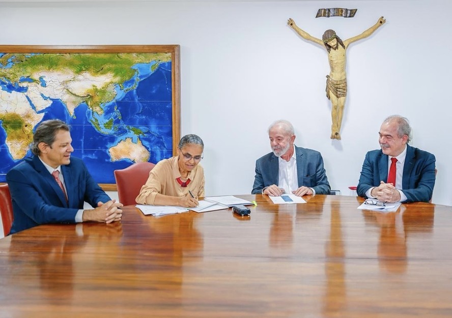 Marina, Haddad, Lula e Mercadante durante assinatura de repasse para o Fundo Clima