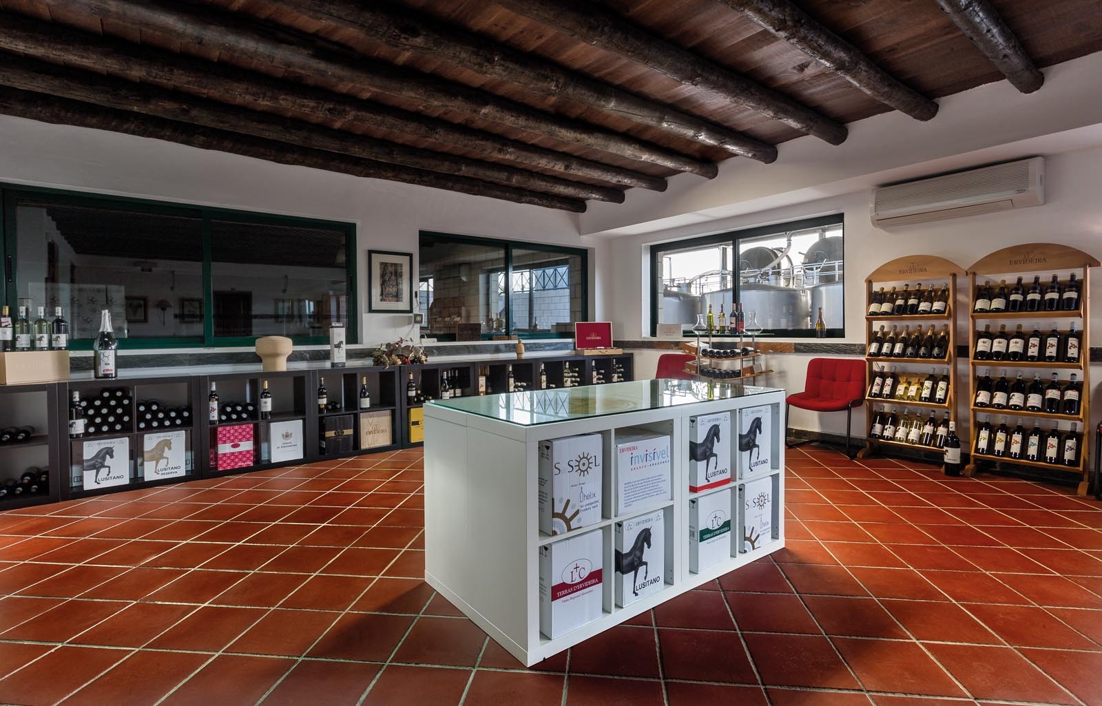 A sala de provas da vinícola Ervideira - Foto: Jerónimo Coelho / Divulgação CVRA