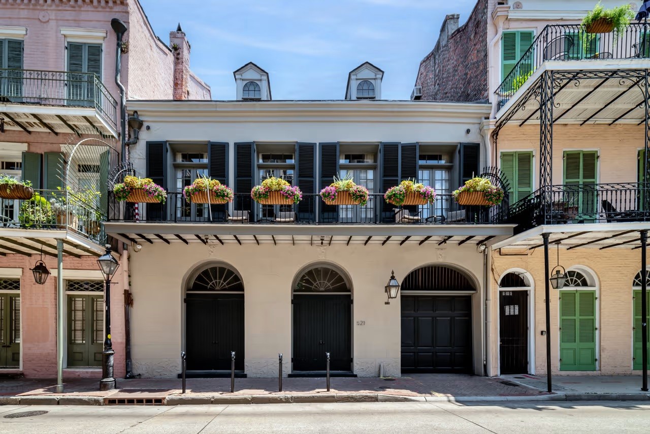 Fachada da mansão de Nova Orleans que foi de Brad Pitt e Angelina Jolie — Foto: Architectural Digest