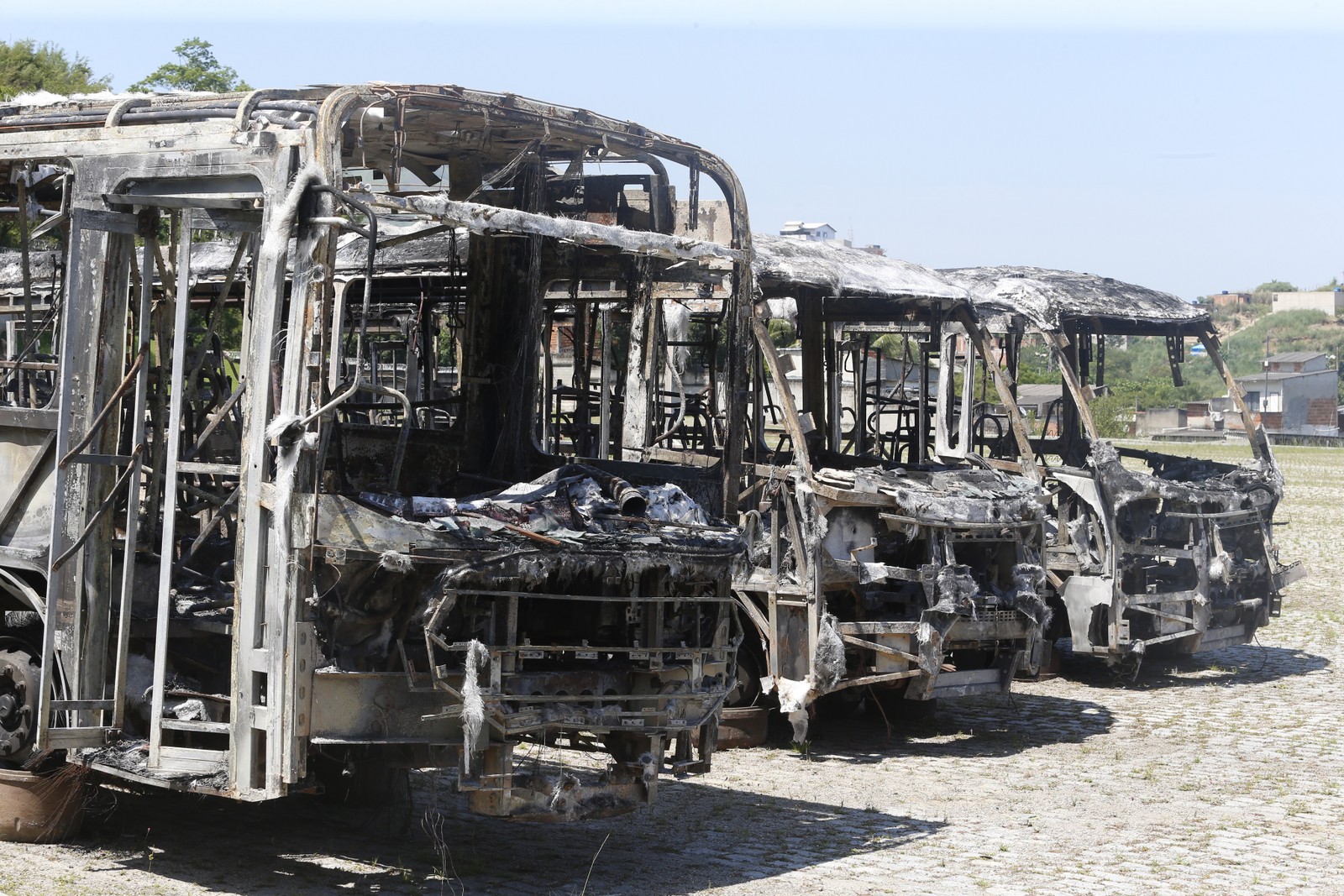 Em outubro de 2023, 35 ônibus foram incendiados em represália à morte do miliciano Faustão, sobrinho de Zinho, na Zona Oeste — Foto: Fabiano Rocha / Agência O Globo