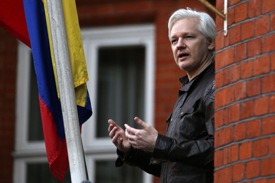 O fundador do Wikileaks, Julian Assange, falando na varanda da Embaixada do Equador em Londres em 2017