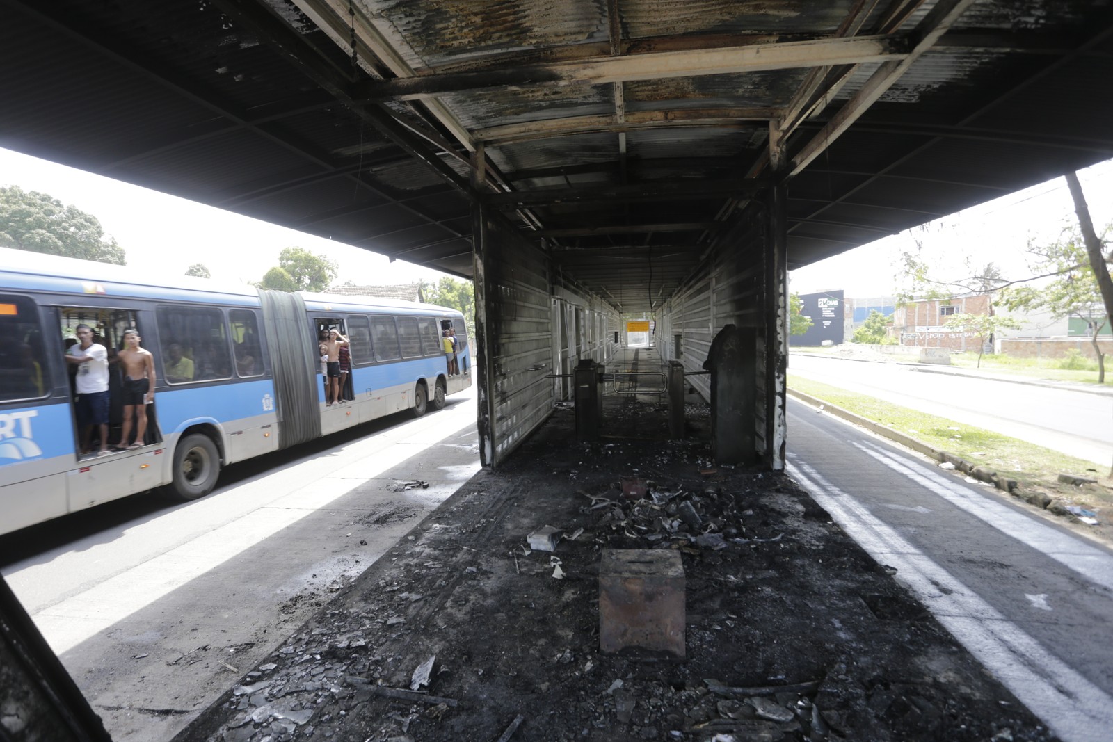 Estação do BRT Santa Veridiana foi incendiada por criminosos. Ônibus circulam, mas não param na estação. — Foto: Domingos Peixoto/Agência O Globo