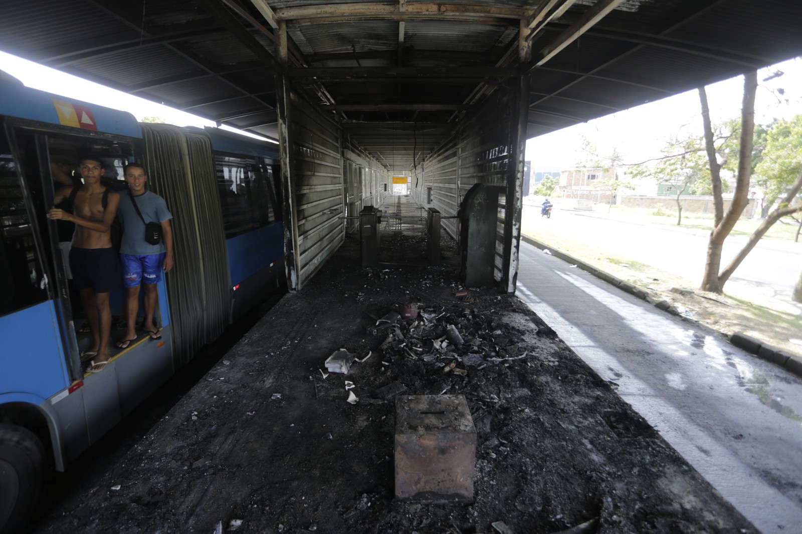 Estação do BRT Santa Veridiana foi incendiada por criminosos. Ônibus do BRT passam direto pela estação. — Foto: Domingos Peixoto / Agência O Globo.