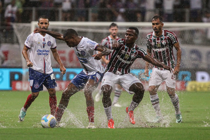 A chuva foi uma das protagonistas do jogo entre Bahia e Fluminense, que ficou paralisado por uma hora