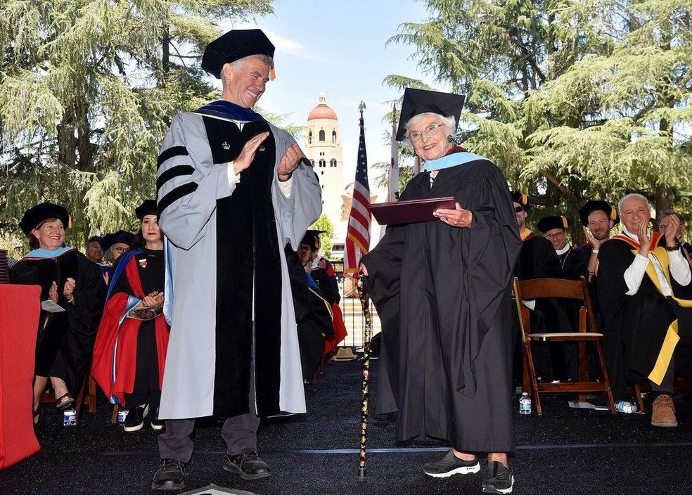 Virginia "Ginger" Hislop recebeu seu diploma de mestrado em Stanford, no último domingo — Foto: Divulgação/Stanford