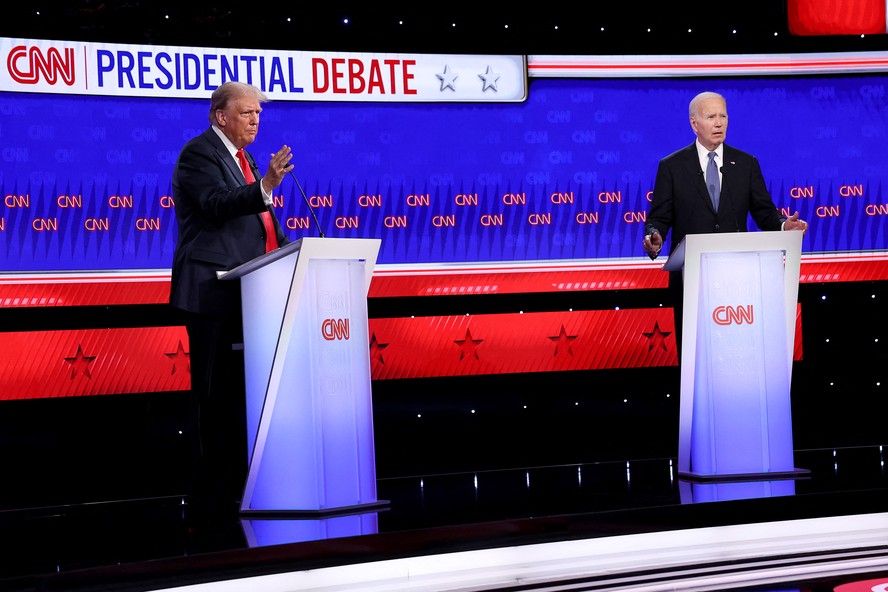 Ex-presidente dos EUA Donald Trump (E), e o atual presidente, Joe Biden, durante debate promovido pela rede CNN