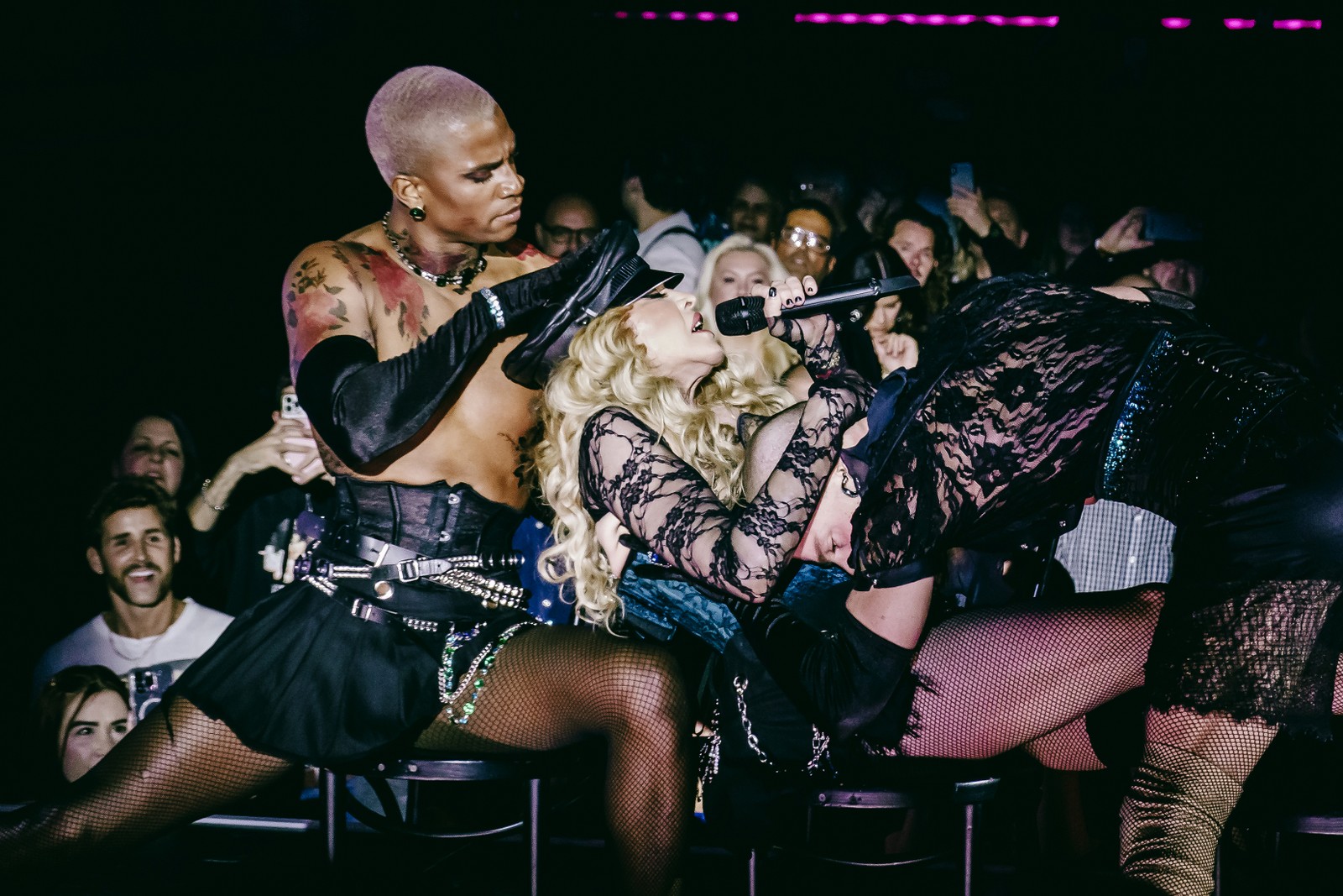 Madonna e bailarino em sua 'Celebration tour' — Foto: The New York Times