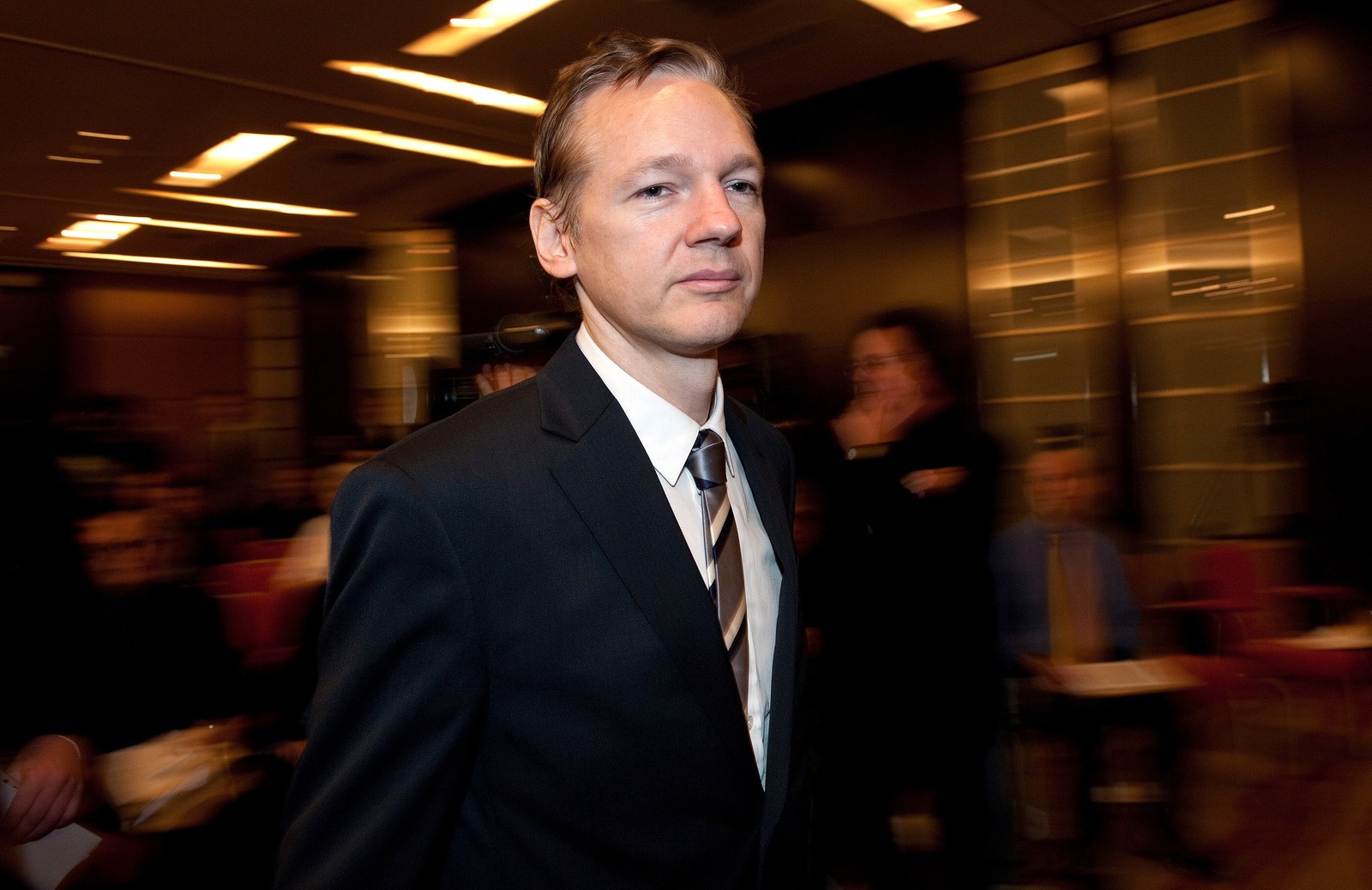 Foto de 2010 mostra o fundador do site Wikileaks, Julian Assange, chegando para se dirigir à mídia em uma conferência de imprensa no hotel Park Plaza, no centro de Londres. — Foto: AFP / Leon Neal