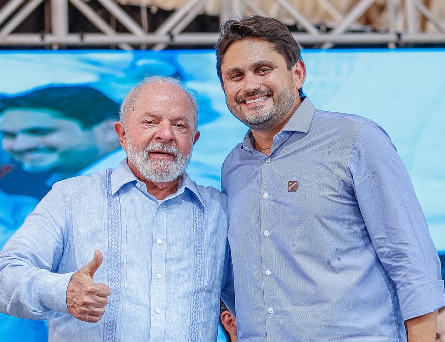 O presidente Luiz Inácio Lula da Silva e o ministro das Comunicações, Juscelino Filho, durante cerimônia em Santarém (PA) em 2023