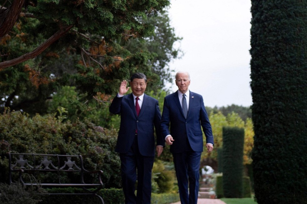 Xi Jinping e Joe Biden caminham juntos após uma reunião durante a semana dos líderes da Cooperação Econômica Ásia-Pacífico em Woodside, Califórnia — Foto: Brendan Smialowski / AFP