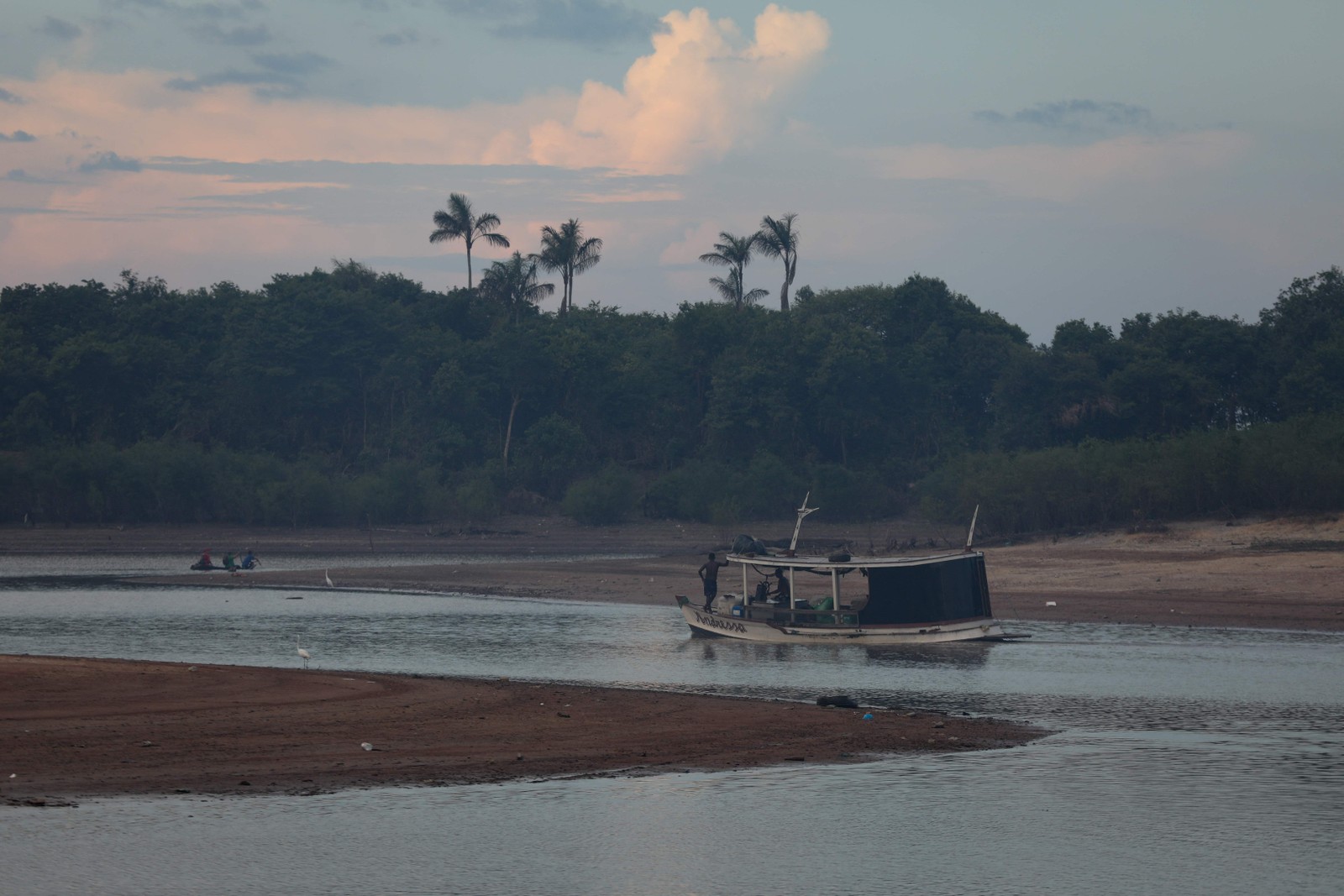 Governo federal e os governos do Amazonas e de Rondônia anunciaram uma força-tarefa para envio aos dois estados de mantimentos, combate aos incêndios e mitigação dos  prejuízos ao transporte fluvial — Foto: Michael Dantas / AFP