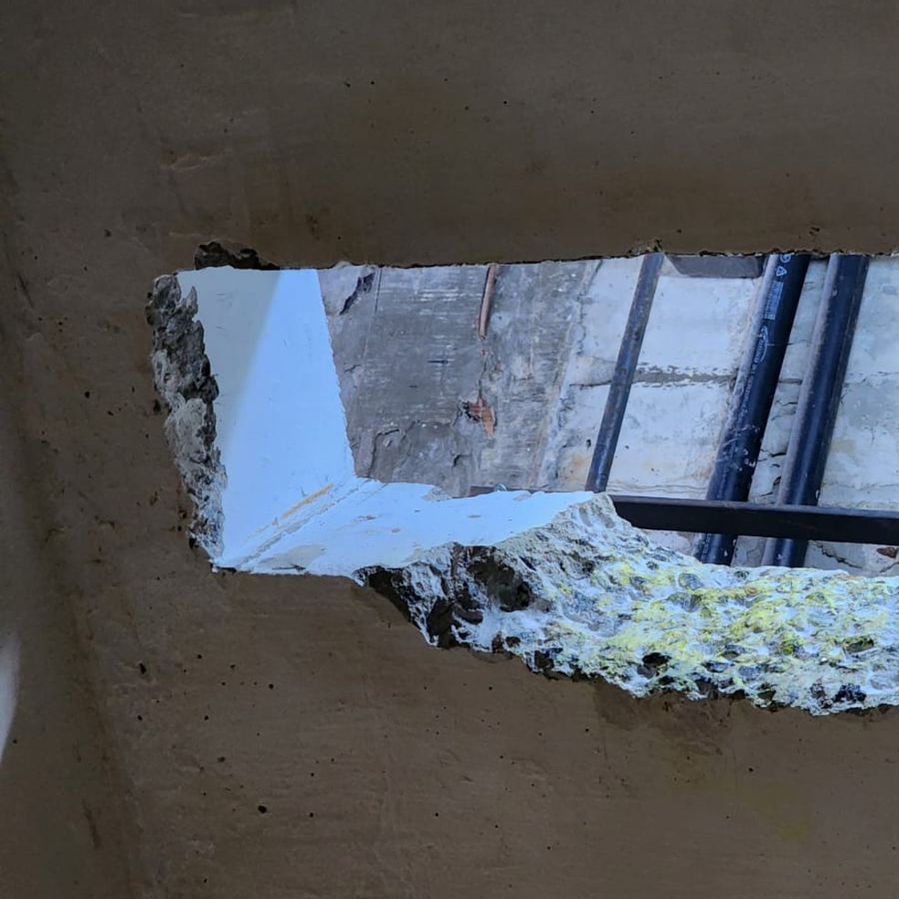 Foto mostra buraco na parede da cela dos dois fugitivos — Foto: Reprodução