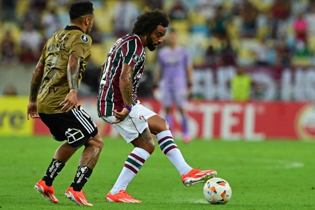 Marcelo, do Fluminense, e Marcos Bolados, do Colo Colo, em ação no Maracanã pela Libertadores