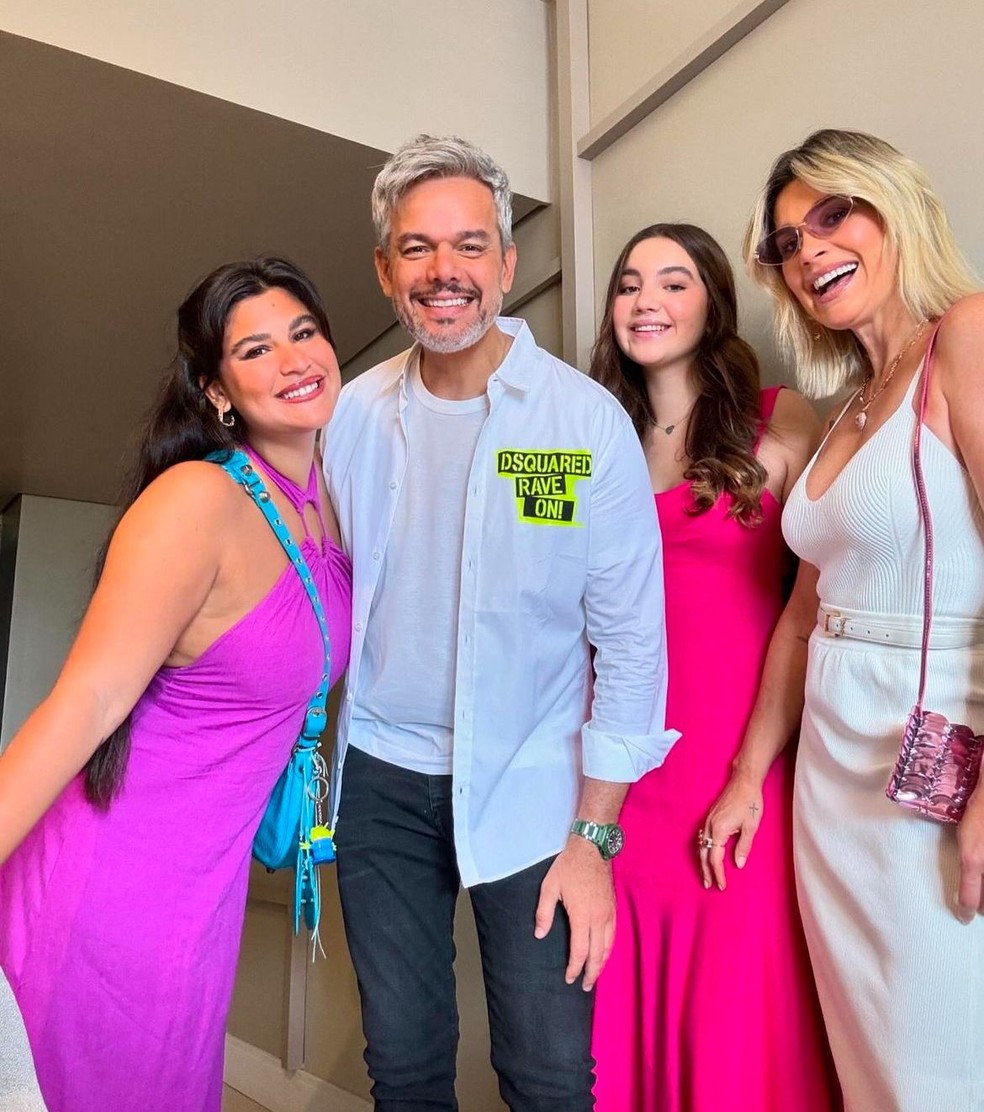 Flávia Alessandra com o marido, Otaviano Costa, e as filhas — Foto: Reprodução/Instagram
