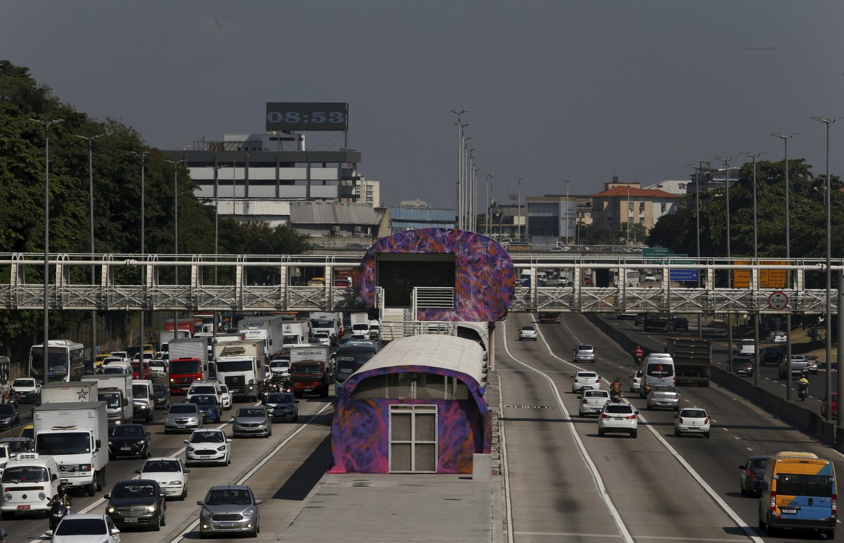 Estação do BRT Transbrasil em frente à Fiocruz, na Avenida Brasil — Foto: Fabiano Rocha/Agência O Globo