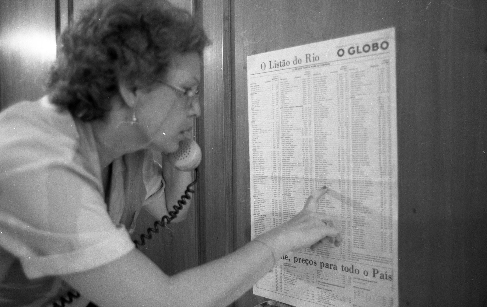 Fiscal do Sarney: lista de preços na parede e telefone à mão para fiscalizar — Foto: Eurico Dantas / Agência O Globo - Negativo