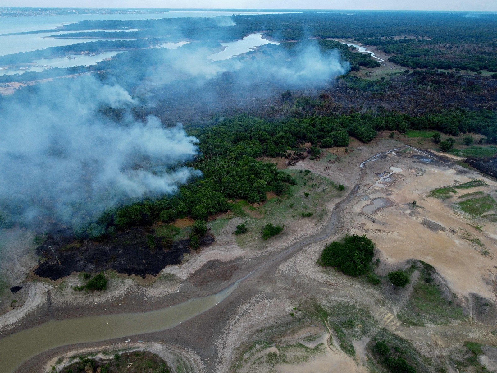 Incêndio na floresta amazônica em Iranduba, Amazonas — Foto: Michael Dantas / AFP