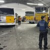 Agentes de segurança em garagem com ônibus da UPBus, em São Paulo - Divulgação
